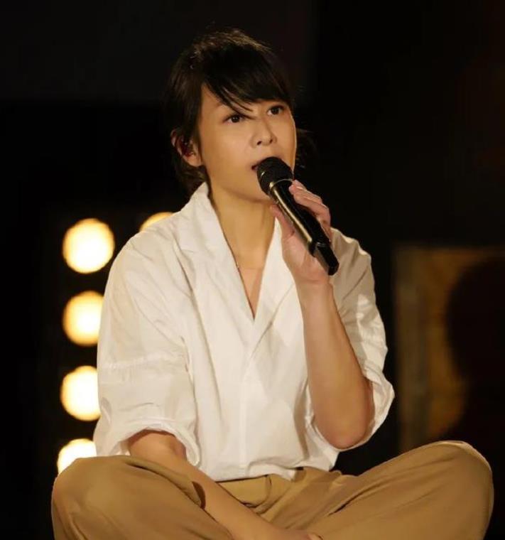 网红主播签约周某,网红周某开直播