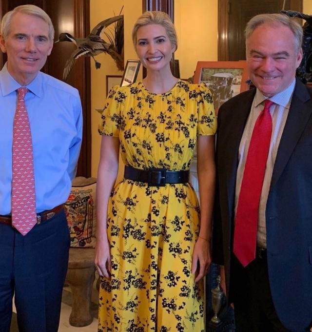 伊万卡穿西装的视频,伊万卡穿黑色西装