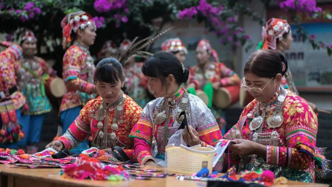 民族文化与时尚潮流结合,民族文化和潮流文化的碰撞