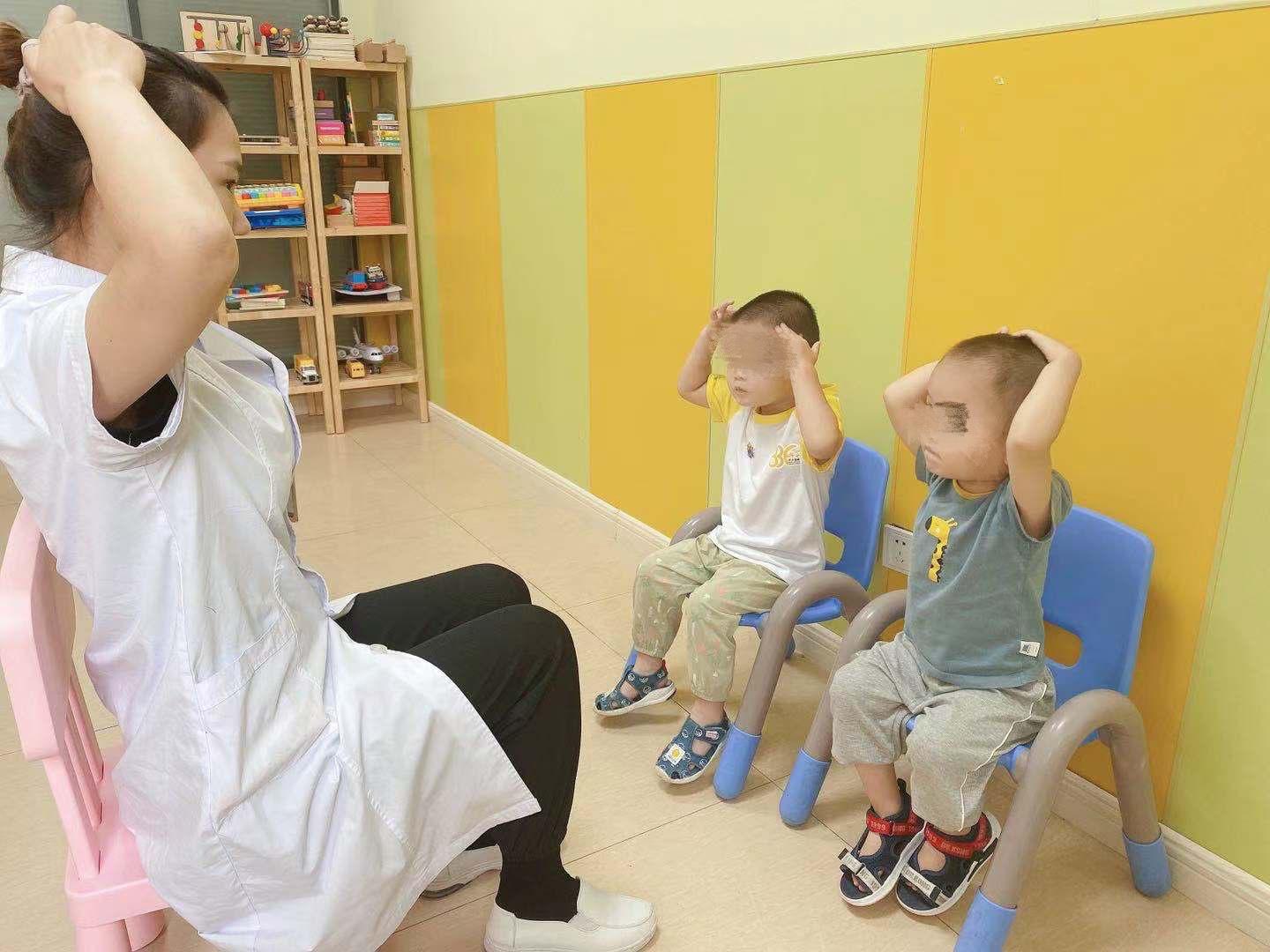 我院儿童生长发育义诊活动来啦,医生治疗孩子说话迟