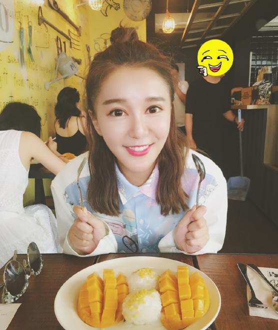 尖叫之夜女主持患甲亢，身材发胖眼睛突出画面骇人，却仍坚持工作