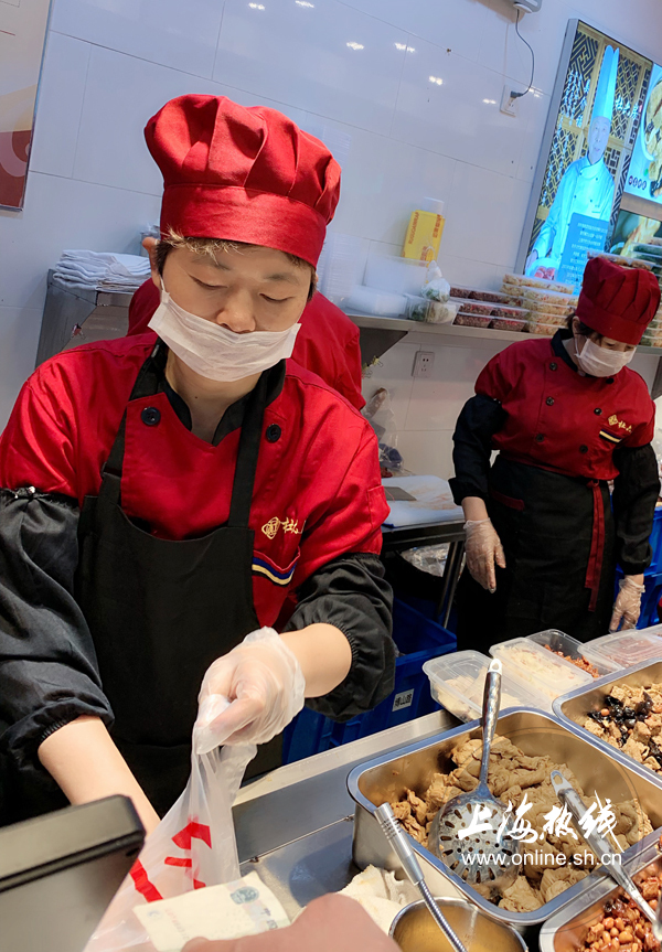 魔都100：结棍！一上午就卖完700斤酱汁肉沪老字号熟食店开81年排81年