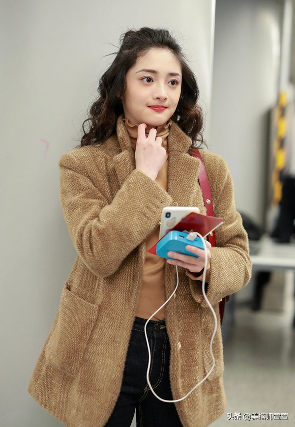 周洁琼出机场穿的鞋子,周洁琼穿长筒靴