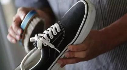 洗鞋子神器去污洗白家用推荐,布艺鞋子清洗剂强力去污