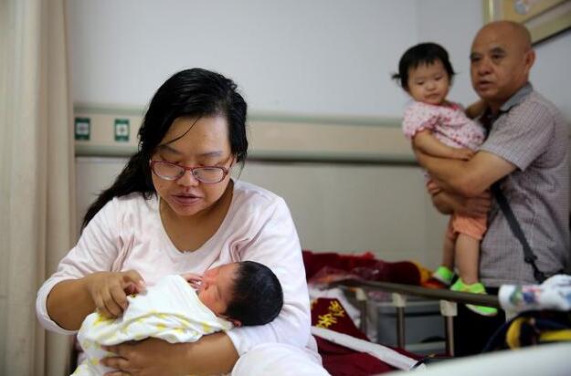 每次喂娃吃奶，公公也不知道避讳，90后宝妈这样提醒，解气又得体