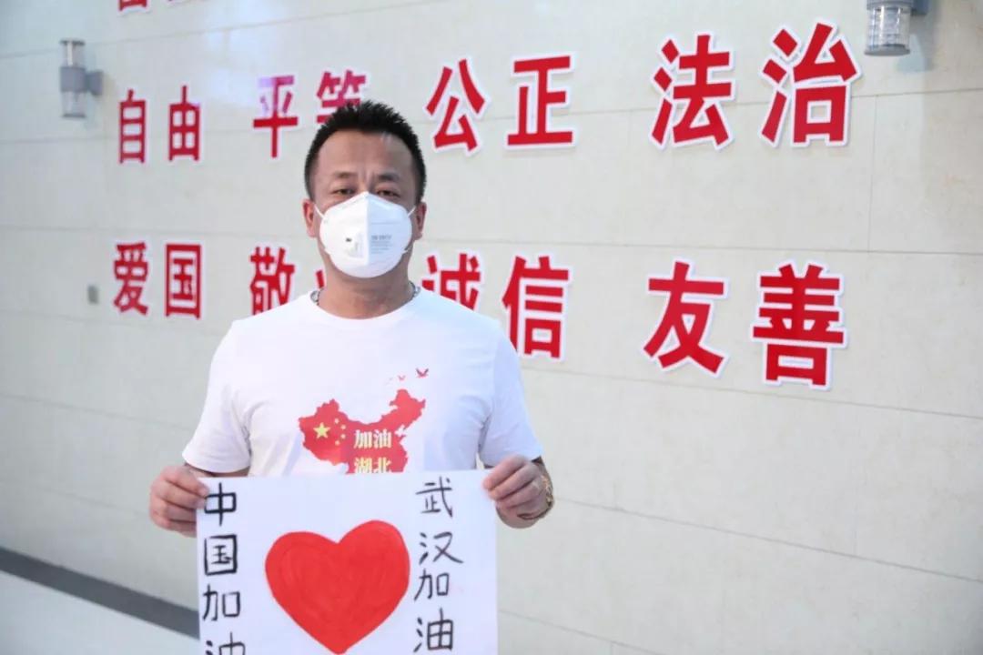 讴歌逆行者礼赞生命作文,众志成城礼赞最美逆行者