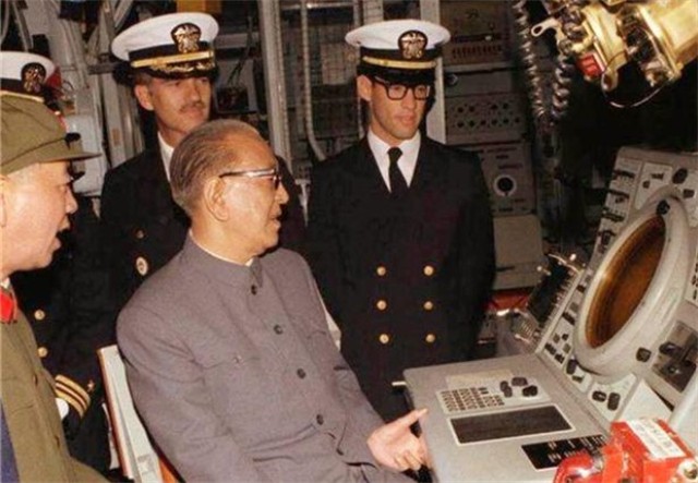 *世友许**听闻军中来了位高手，欲切磋武功，*飚耿**：你不是我的对手