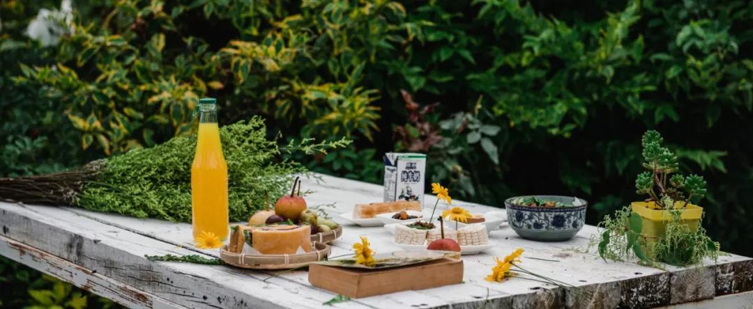 他建了一个3000㎡的浪漫花园，情侣不远千里只为一场草坪婚礼