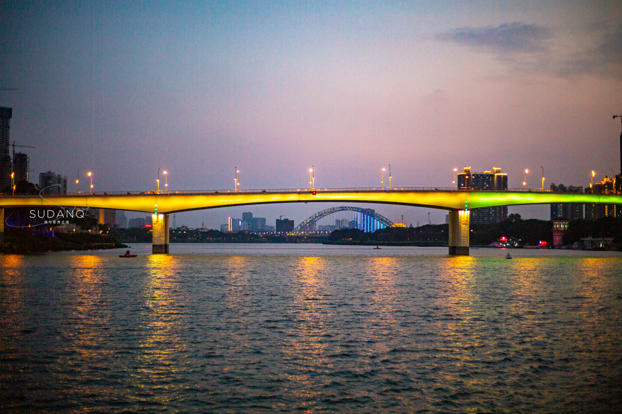 广西南宁夜景邕江大桥,南宁邕江夜游金惠号