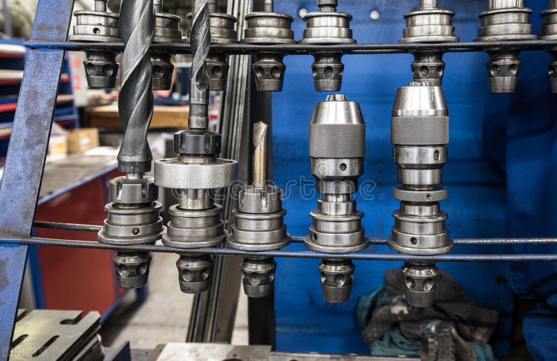 钳工排孔打孔技巧图解,钳工铰孔的知识讲解