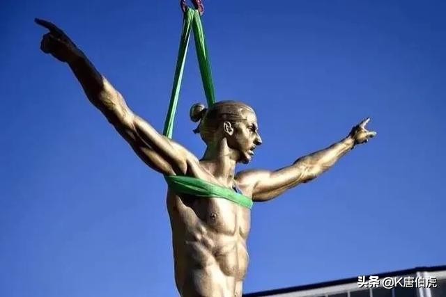 足球老球星全场巨幅画像,球迷看见足球球星的反应