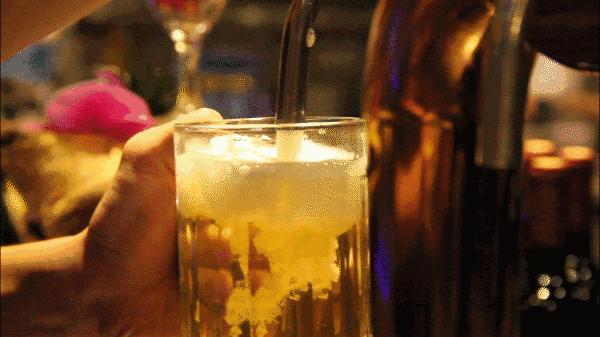 没有冰啤酒的夏日夜晚，再好吃的宵夜也会黯然失色（菲李漫画）