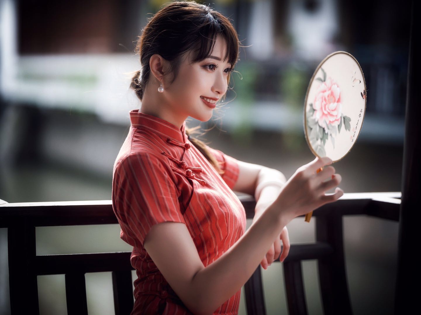 拍照姿势怎么摆拍出来好看,室内男生简约摆拍姿势