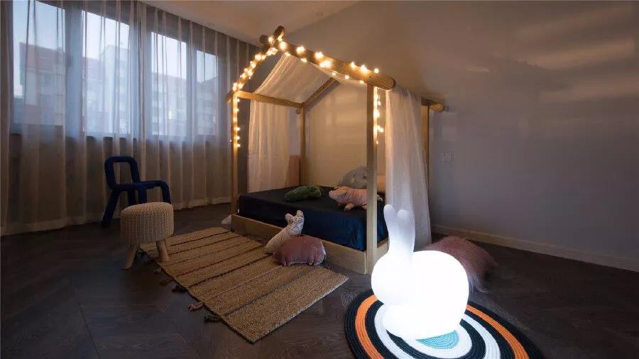 330㎡跃层，还附带阁楼，难怪朋友说像别墅，太大气了！尤其客厅