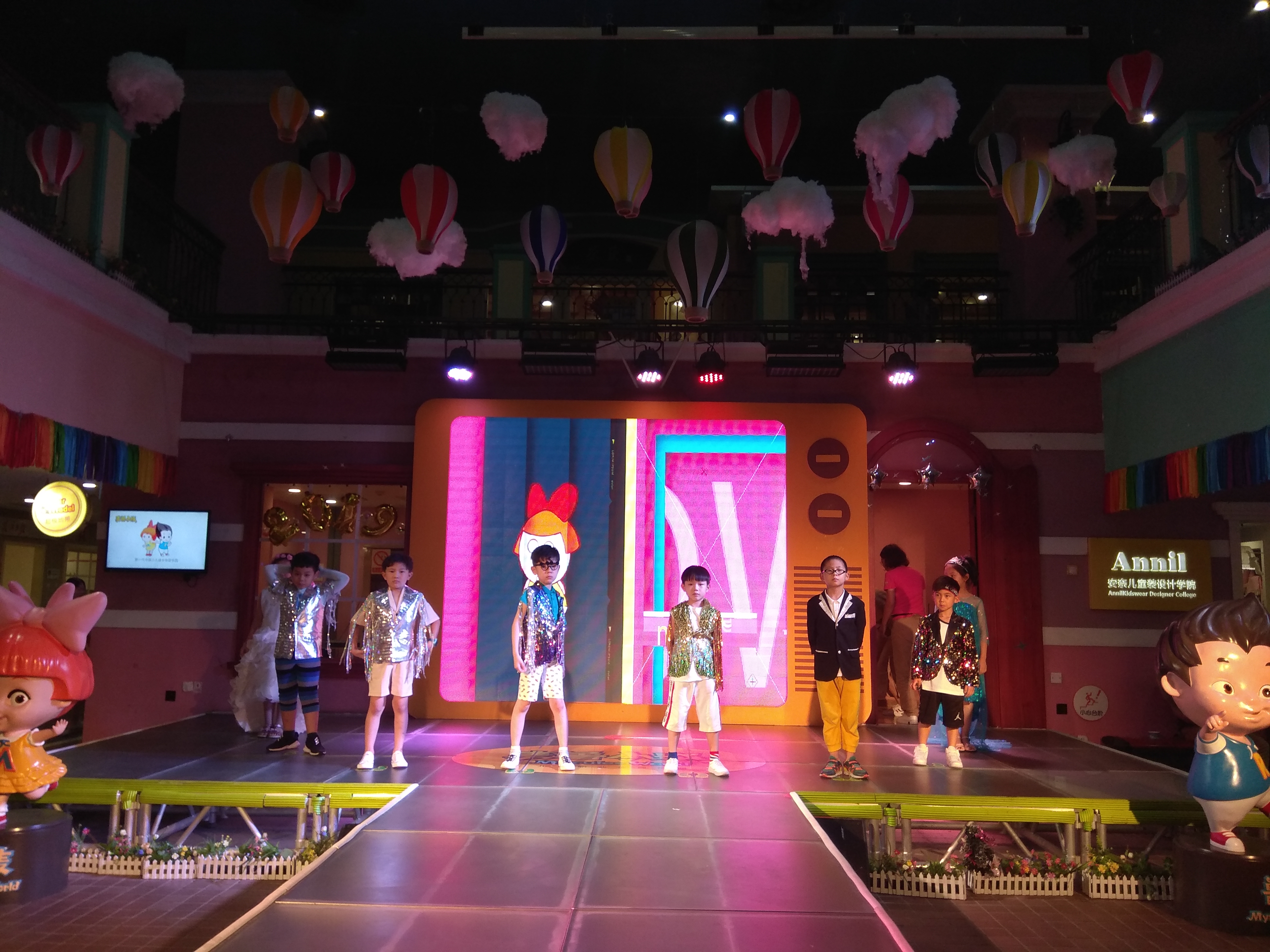 暑期狂欢--彤*妞小**第一次体验麦鲁小城，嗨翻喽