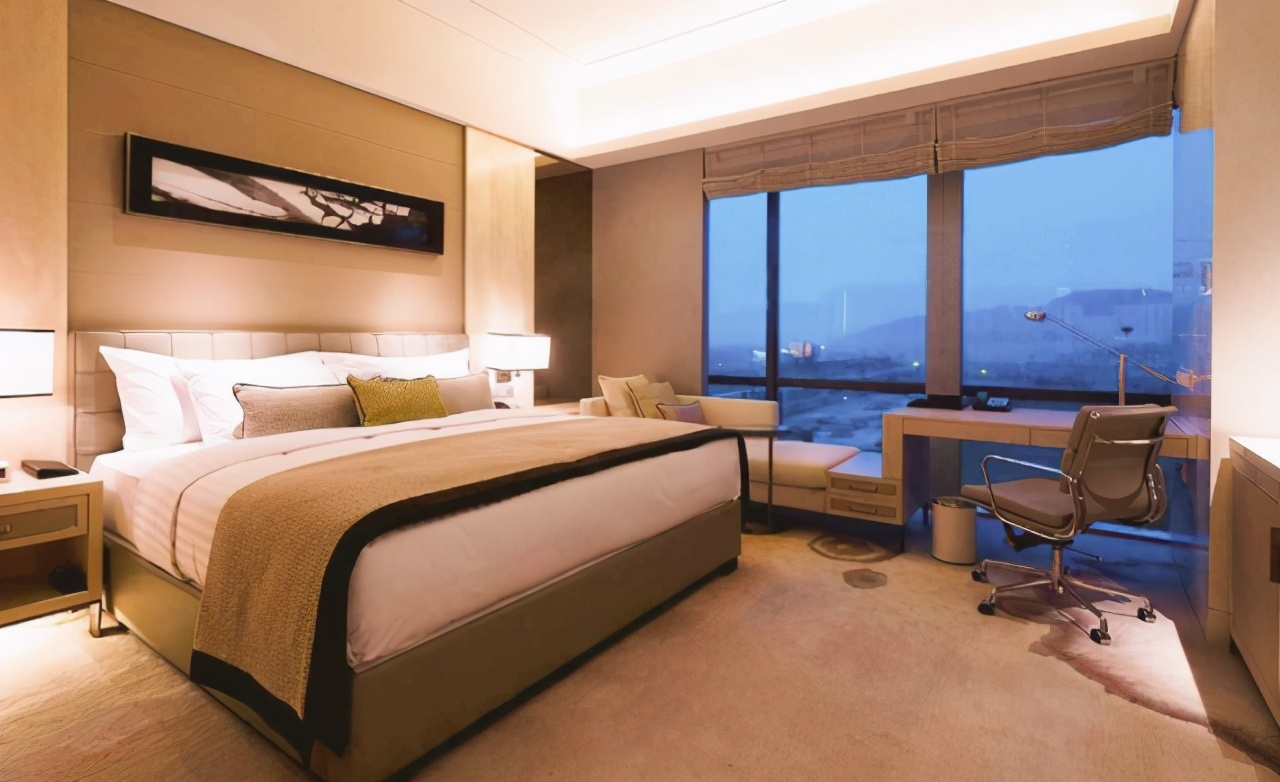 酒店为什么要在床尾铺上一层布,为什么酒店保洁每天都要打扫房间