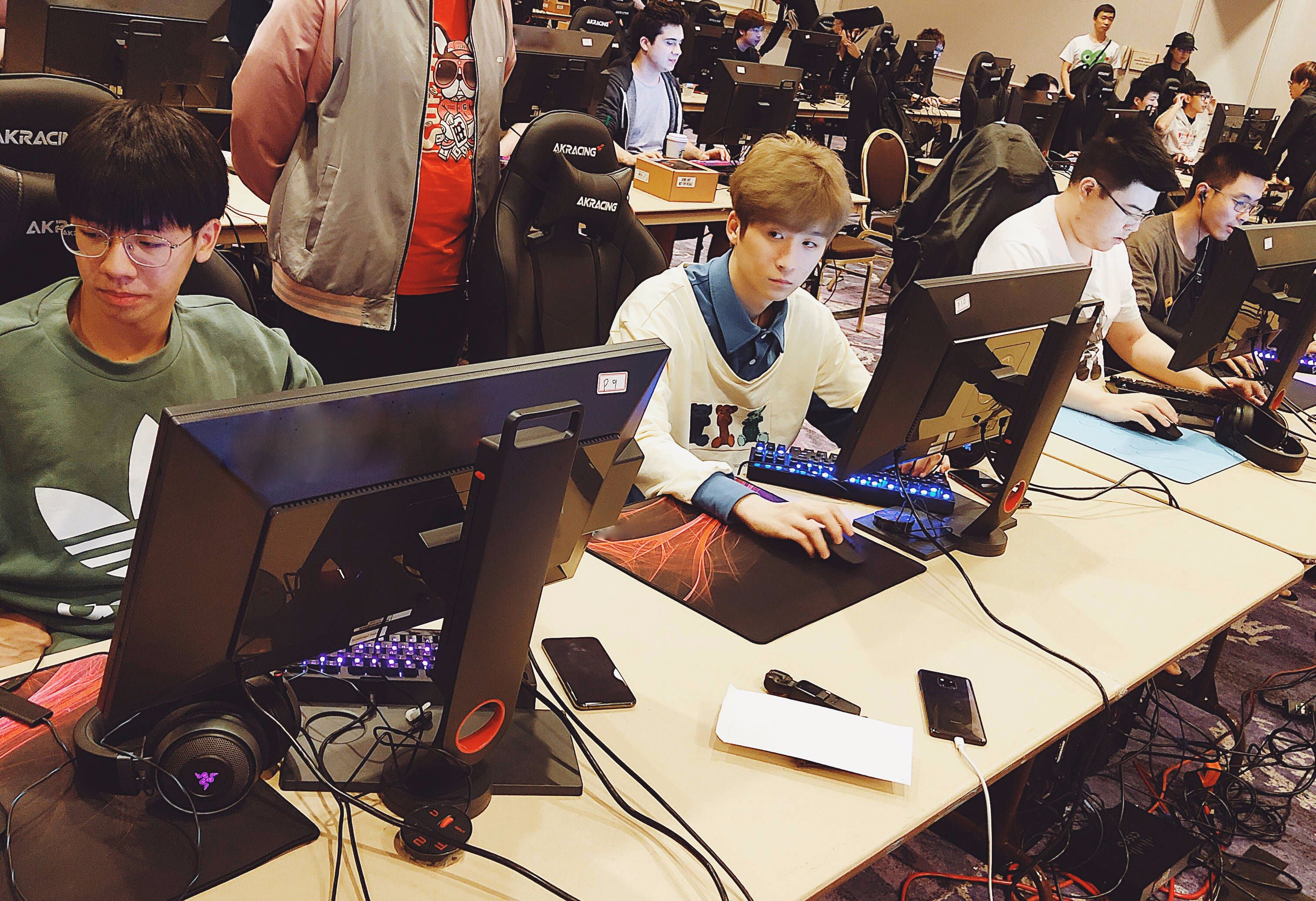 为什么电竞职业选手都用无线鼠标,电竞选手用的是无线鼠标还是有线