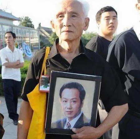 48岁罗京的妻子去世,罗京去世七年后妻子改嫁富商