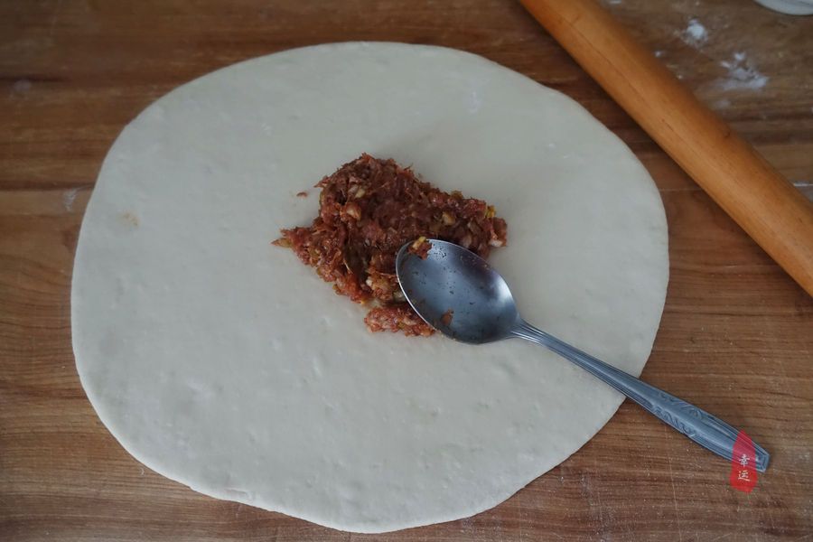 懒笼比包子、饺子都省事,盘在笼屉中,蒸熟后切开,家人分着吃