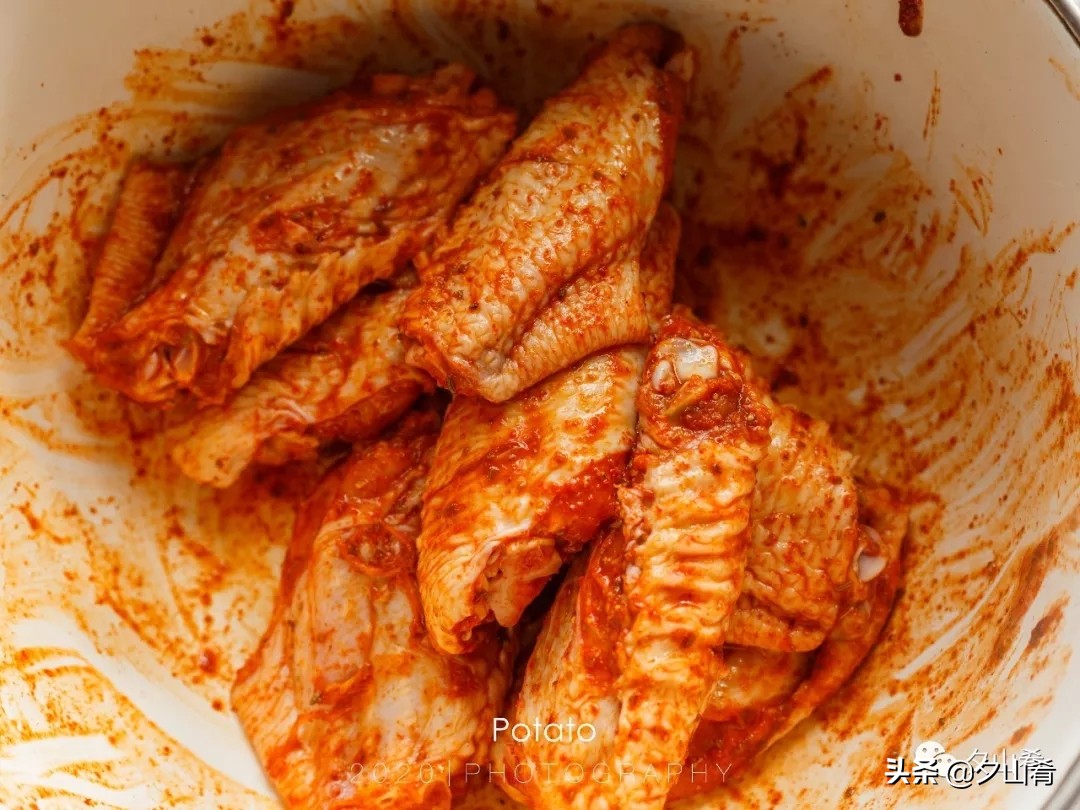 腌制一下丢锡纸盒里，坐等吃鸡~翅膀