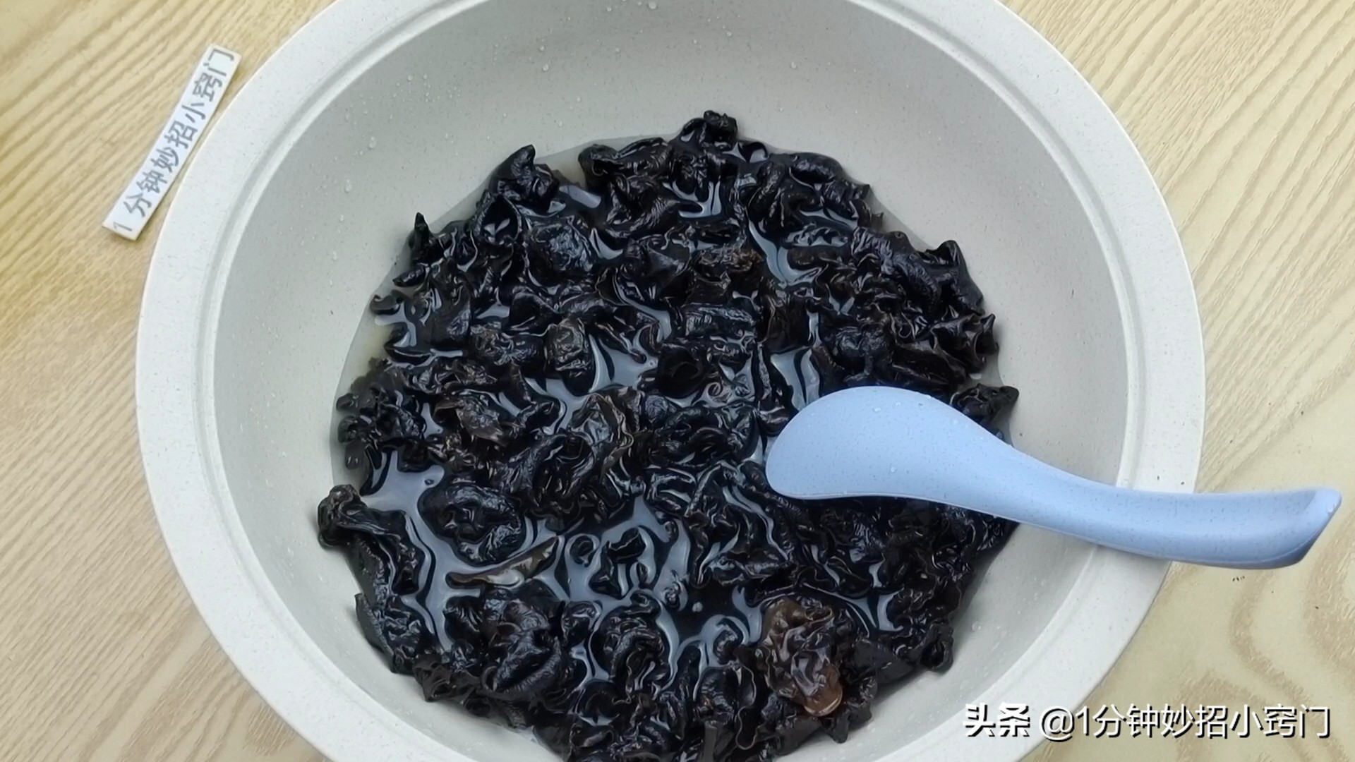 用清水洗木耳等于吃掉上百个虫卵,木耳切记别用清水洗会越洗越脏