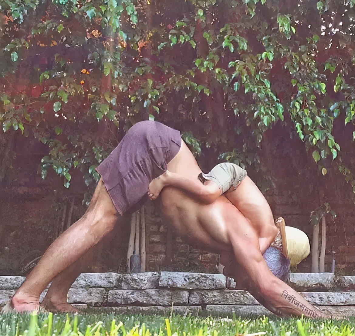 看完这些人,你再也不会觉得男人练瑜伽“娘”了