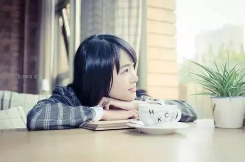 不必仰望别人自己亦是风景意思,不必仰望别人自己亦是风景对吗