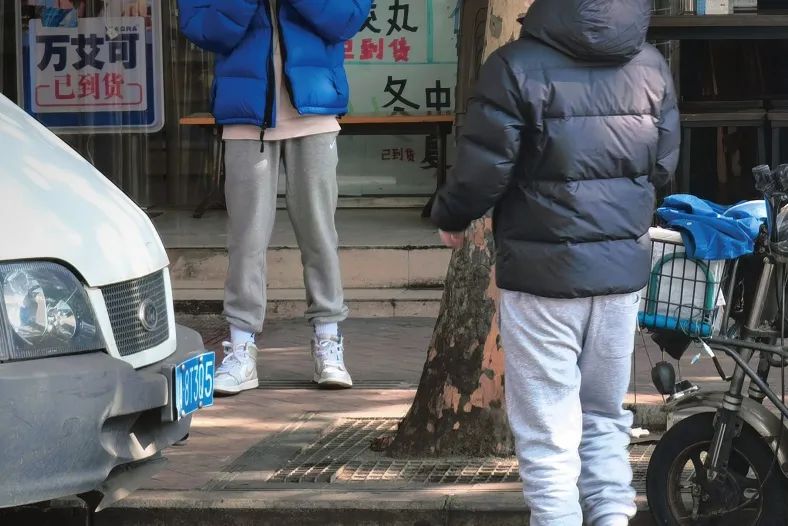 每个人的衣橱里都有一条灰色卫裤,每个人是不是都有一条灰色卫裤