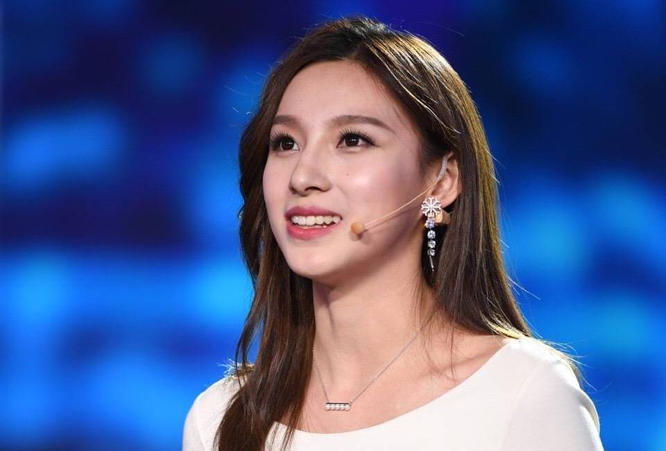 央视一姐曾比董卿还红的女人,央视主持人李红董卿谁更漂亮