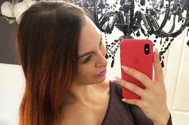 英国女模称男性精华可抗病毒，号召民众食用，自己已有3年经验