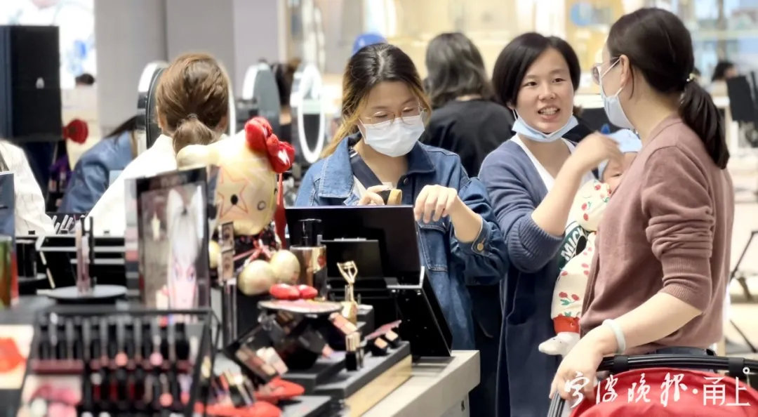 “宇宙尽头”还是买买买！雅诗兰黛小棕瓶4天卖2000多套、和义大道1分钟不到卖了20万券…