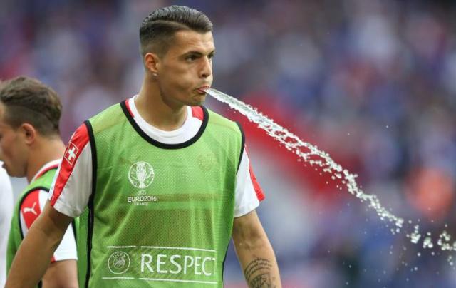 足球运动员是真的在喝水吗,足球运动员为何要假装喝水