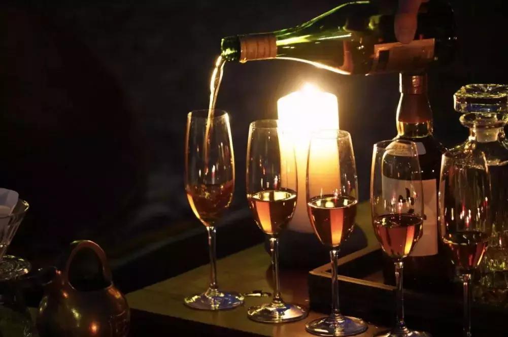 把泳池搬进沙漠，圈黄河做庭院，一个男人的西部世界，可以有多野