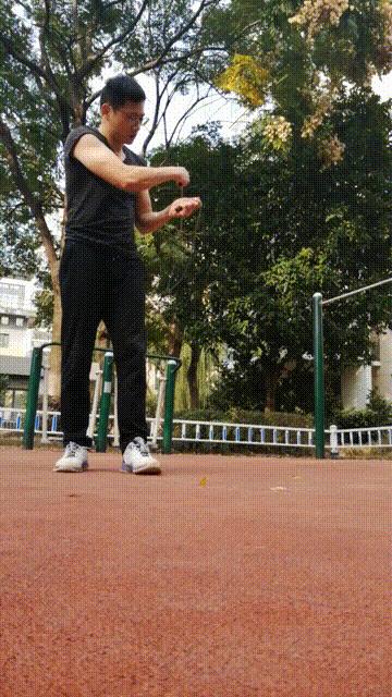 花式跳绳左右甩绳动作要领,花式跳绳甩绳打圈跳法