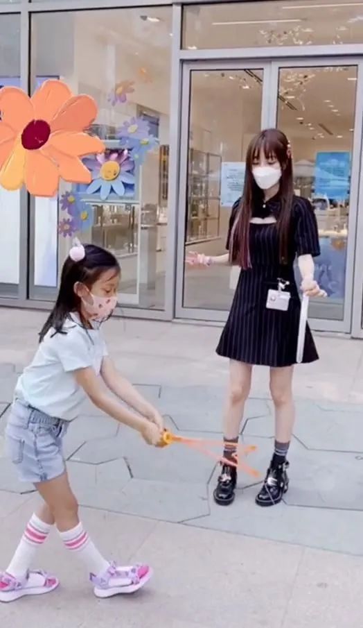 李小璐接甜馨放学大秀小蛮腰,李小璐带甜馨片段