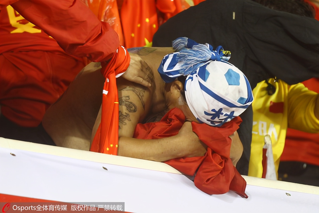 14亿人暴怒的比赛！国足绝望19秒：散步、看戏、中场任人*躏蹂**