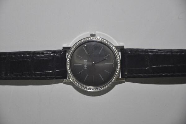 720万名表拍卖背后：公安局长与女下属酒店开房被*拍偷**敲诈，销毁证据后放人