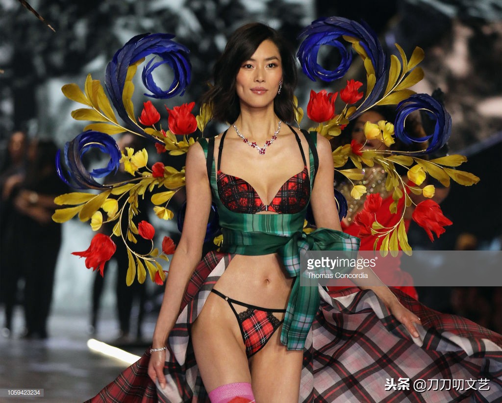 刘雯维密秀一套红蕾丝,走秀刘雯奚梦瑶维密