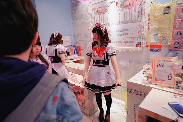 实拍日本大阪“女仆店”，满满可爱风，美少女跪在地上为客人服务