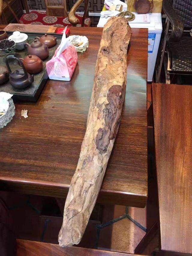 韧性强又轻便的木头做拐杖用,富豪花重金买回来了一根木拐杖