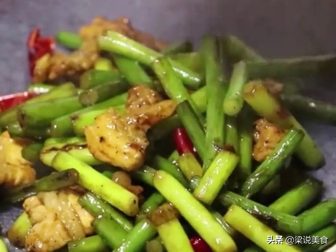 蒜苔肉丝蒜苔要滑油吗,蒜苔炒肉怎么让蒜苔入味