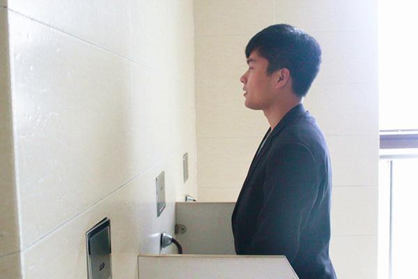 公共厕所马桶水溅屁股怎么解决,上公共厕所被马桶水溅到会得病吗