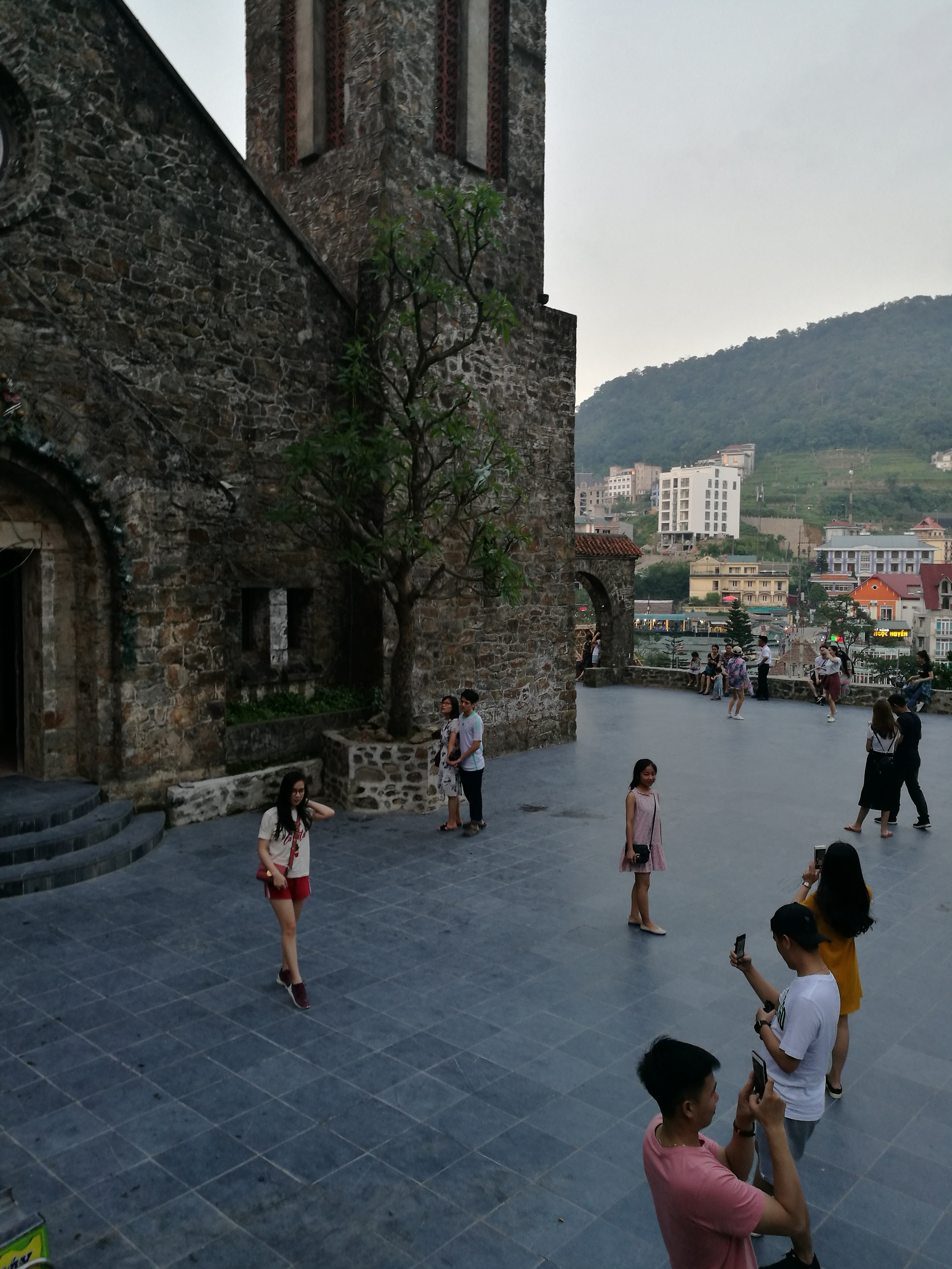 越南小妹独自野外深山探险,越南旅游奇遇记