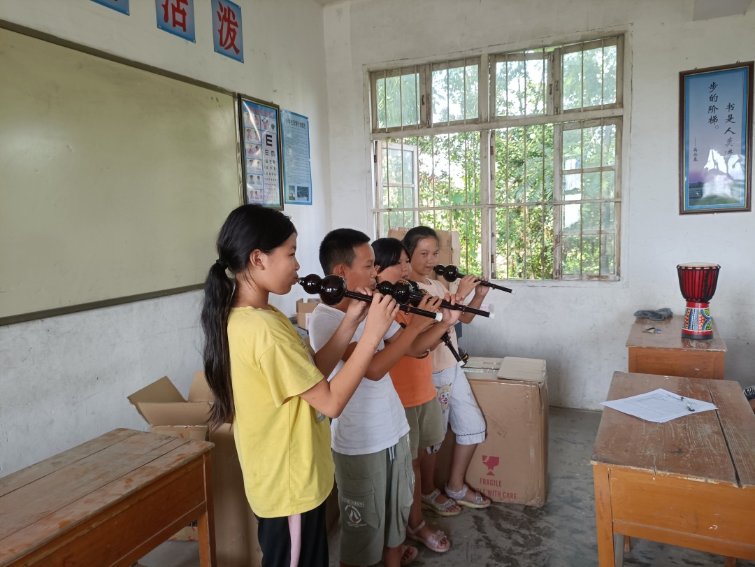 VIP陪练为河北广西捐建爱心音乐教室用艺术点亮孩子的童年
