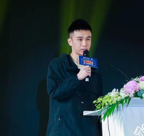 19岁创业卖奶茶估值上百亿凭啥,29岁靠卖奶茶40亿身价