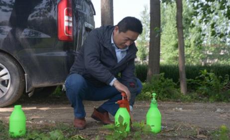 农村人开店出售除草剂，似乎非常有利可图，而且风险也很大。