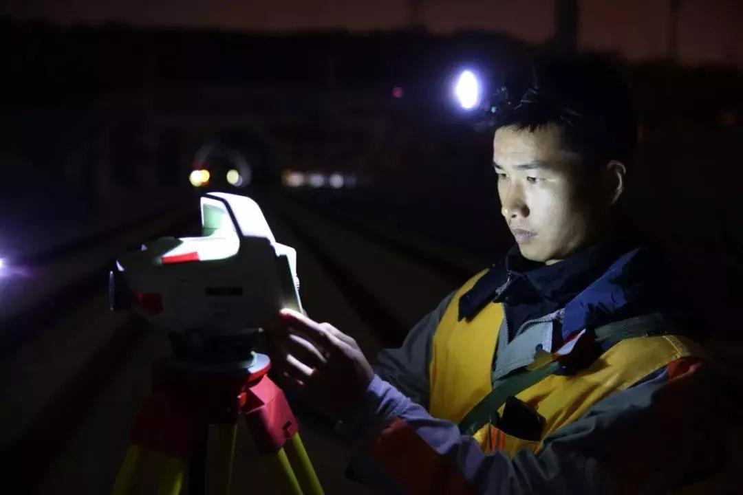 大半夜的“睁一只眼闭一只眼”，这些人在干嘛？