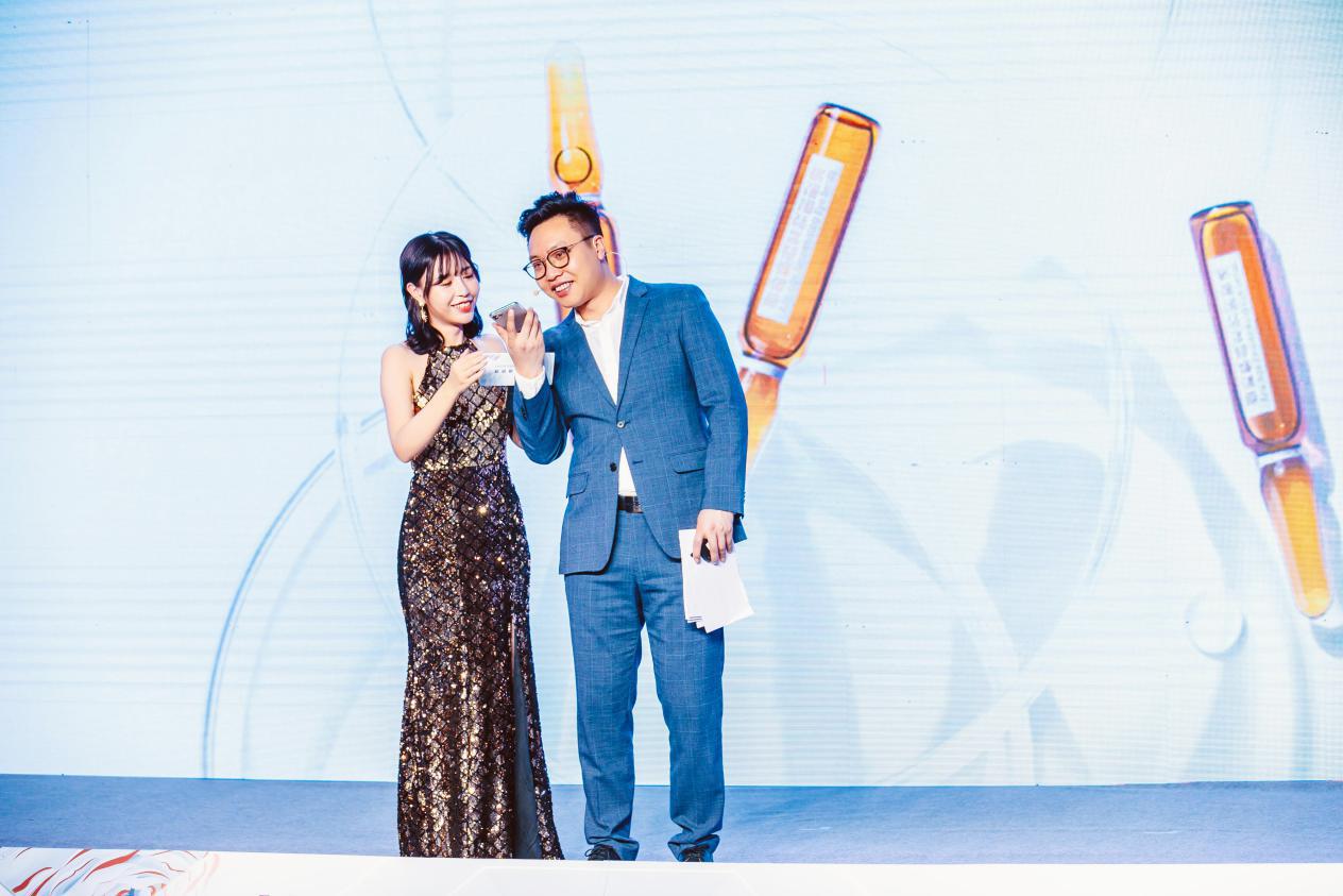 禾葡兰焕颜紧致眼膜液视频,葡禾兰御龄紧致眼膜精华液