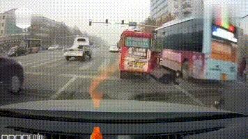 保定市小孩被车碾压事件,惊险一幕孩子过马路被电动车撞翻