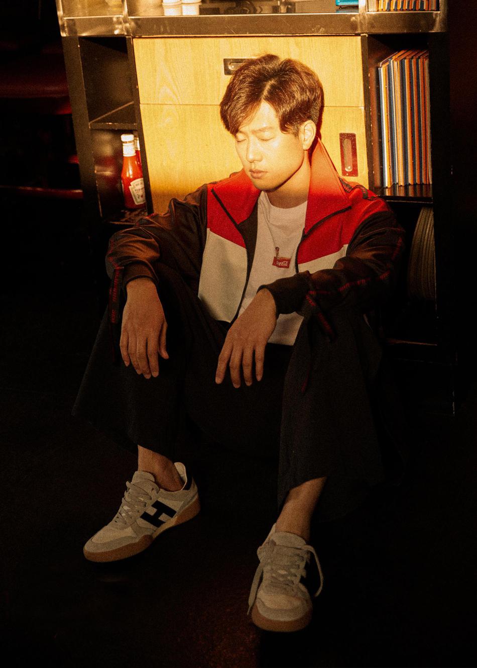 凌潇肃小女儿近照曝光，穿碎花小裙发型太像爹，才8个月发量惊人